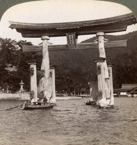 Święta brama torii wznosząca się z morza, świątynia Itsukushima, wyspa Miyajima, Japonia, 1904 autorstwa Underwood and Underwood