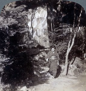 Rozpryskujące się wody wodospadu w Yumoto, Japonia, 1904. autorstwa Underwood and Underwood