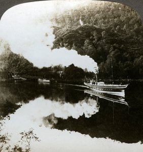 Jacht parowy na Loch Katrine w Szkocji. autorstwa Underwood and Underwood