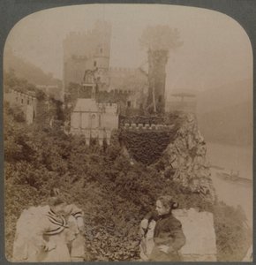 Rheinstein, najbardziej malowniczy z nadreńskich zamków - pn. od południowego muru bastionu, Niemcy, 1902 r. autorstwa Underwood and Underwood