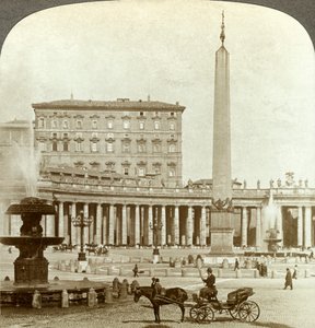 Pałac Watykański od Placu Świętego Piotra, Rzym, Włochy. autorstwa Underwood and Underwood