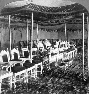 Złoty baldachim w namiocie Durbar maharadży Kaszmiru, Delhi, Indie, 1903 r. autorstwa Underwood and Underwood