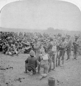 Obezwładnieni więźniowie burscy spoczywający na drodze z Paardeberg do rzeki Modder, 1900 autorstwa Underwood and Underwood