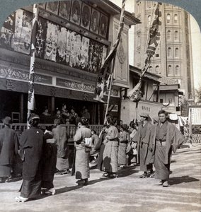 Oglądanie bezpłatnego spektaklu na Theatre Street, patrząc na północ do Asakusa Tower, Tokio, Japonia, 1904 autorstwa Underwood and Underwood