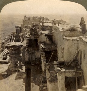 Wolpi... główny pueblo tajemniczej rasy Moki Cliff Dwellers, Arizona, USA, 1901. autorstwa Underwood and Underwood