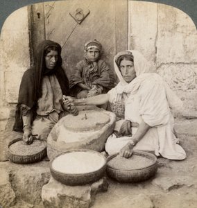 Kobiety mielące w młynie, Palestyna, 1900. autorstwa Underwood and Underwood