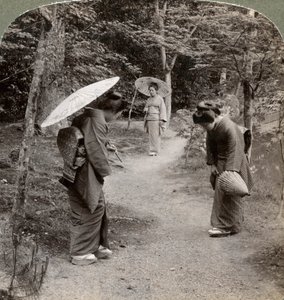 Kobiety w ogrodzie świątyni Kinkaku-ji, Kioto, Japonia, 1904. autorstwa Underwood and Underwood