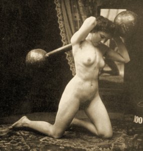 Akt kobiecy ćwiczący ze sztangą, ok. 1900 (zdjęcie w sepii)