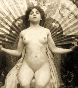 Akt kobiecy pozujący z dużym wachlarzem, ok. 1900 (zdjęcie w sepii)