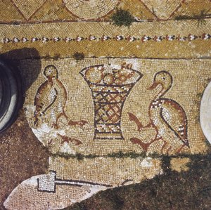 Liban, część bizantyjskiej mozaiki wśród ruin Beit Meri. autorstwa Unknown