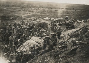 Oficjalne zdjęcie zrobione na froncie zachodnim ?D 1641. Jeden z naszych czołgów we Flers.?, 1916 autorstwa Unknown