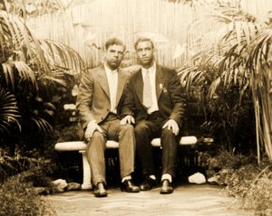 Portret kochającej pary w tropikalnym ogrodzie, ok. 1930