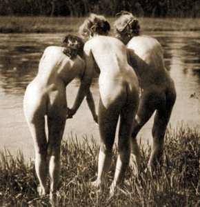 Trzy Gracje, trio kobiecego aktu, ok. 1900 (zdjęcie w sepii)