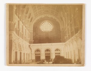 Widok wnętrza kościoła św. Jana Chrzciciela, Brooklyn, patrząc na zachód, w stronę rozety autorstwa Unknown