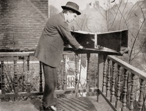 Archibald Montgomery Low z audiometrem, od Master Minds of Modern Science, opublikowane w 1930 r. autorstwa Unknown