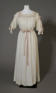 Koszula nocna Berthy Palmer, ok. 1880 (widok z przodu), biała bawełna, koronka, haft i jedwabna wstążka. autorstwa Unknown artist