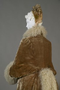 Płaszcz zimowy Berthy Palmer, ok. 1885 (detal z tyłu), Jedwabny aksamit i owcza wełna. autorstwa Unknown artist