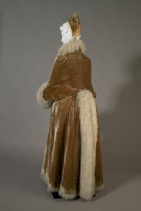 Płaszcz zimowy Berthy Palmer, ok. 1885 (widok z tyłu ukośnie), Jedwabny aksamit i owcza wełna. autorstwa Unknown artist