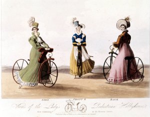 Rower damski z przodu, z boku iz tyłu. To model wymyślony przez barona von Drais: Draisienne. Wykonano ją z drewna i nie było jeszcze pedałów. Litografia barwna z 1819 r. autorstwa Unknown artist