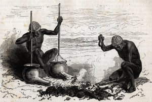 Kowale Lakoutas (plemię położone w rejonie Górnego Nilu), rozwidlona gałązka służy jako szczypce, dwa kamienie służą jako młot i kowadło, dwa gliniane garnki z długimi rurami u podstawy służą jako miechy do rozpalania węgla drzewnego, garnki są mocne o kaw autorstwa Unknown artist