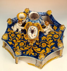 Ośmiodcinkowe pismo wykonane z majoliki (maiolica) w kolorze ciemnoniebieskim, żółtym i jasnozielonym. 1560-1570 Enouen, Narodowe Muzeum Renesansu autorstwa Unknown artist