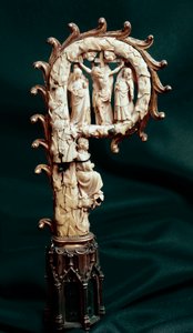Kolba Eveque z miedzi, złotego metalu i kości słoniowej przedstawiająca Ukrzyżowanie. 1300 wokół Paryża, narodowe muzeum średniowiecza, termy Cluny autorstwa Unknown artist