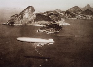 Graf Zeppelin (Graf-Zeppelin) w zatoce Rio de Janeiro na tle "cukrowego chleba" w dniu 25.05.1930 r. autorstwa Unknown Artist