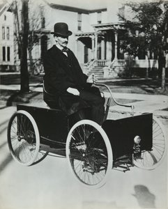 Henri Ford wyjechał swoim pierwszym samochodem benzynowym na ulice Detroit w 1896 roku (czterokołowiec z przekładnią łańcuchową), kolekcja Privee autorstwa Unknown artist