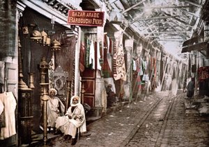 Le souk el Truck w Tunisie: sklep z napisem w języku francuskim „Bazar arabski bracia Barbouchi”. Fotochrom v. 1900. autorstwa Unknown artist