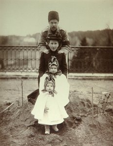 Przedstawienie rodziny księcia Fiodora Uwrowa w posiadłości wiejskiej. Zdjęcie albumu autorstwa Unknown artist