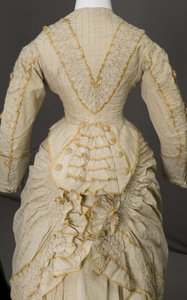 Sukienka Trousseau autorstwa Unknown artist