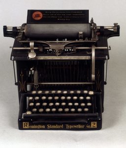 Maszyna do pisania, model Remington autorstwa Unknown artist
