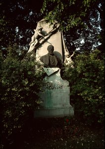 Widok grobu austriackiego kompozytora i dyrygenta Franza von Suppe (1819-1895) na cmentarzu centralnym w Wiedniu (Zentralfriedhof), Austria autorstwa Unknown artist