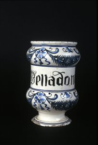 XVI wieczny garnek apteczny zawierający Belladonna, toksyczne zioło stosowane w farmacji. Muzeum Nauki i Techniki, Mediolan. autorstwa Unknown artist