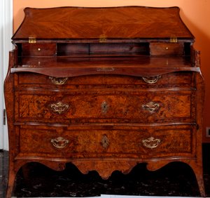 Meble: komoda wykonana z drewna cedrowego. 1735-1745 ok. Ciemny. 97x137x68 cm Kolekcja prywatna autorstwa Unknown artist