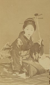 [Klęcząca Japonka] autorstwa Unknown artist