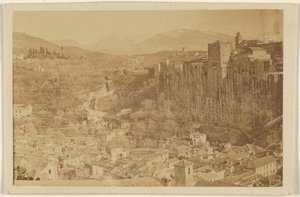 [Panoramiczny widok na Alhambrę, Granada, Hiszpania]. autorstwa Unknown artist
