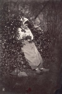 [Wieśniaczka trzymająca małe zwierzę] autorstwa Unknown artist