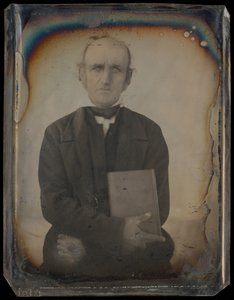 [Portret mężczyzny z pąsowymi wąsami trzymającego książkę]. autorstwa Unknown artist
