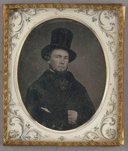 [Portret siedzącego mężczyzny z wąsami w kapeluszu]. autorstwa Unknown artist