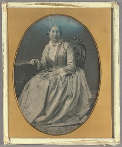 [Portret siedzącej kobiety w długiej, zwiewnej sukni]. autorstwa Unknown artist