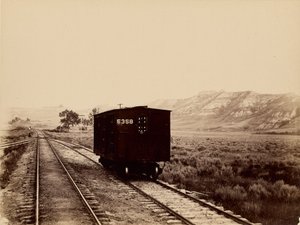 [Wagon kolejowy na torach] autorstwa Unknown artist