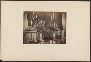 [Leżąca algierska odaliska, plemię Ouled Nail]. autorstwa Unknown artist
