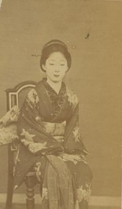 [Siedząca Japonka] autorstwa Unknown artist