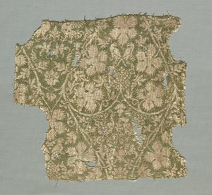 Fragment jedwabiu z przewijającymi się winoroślami, liśćmi winogron, winogronami i ptakami autorstwa Unknown artist