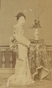 [Stojąca Japonka] autorstwa Unknown artist