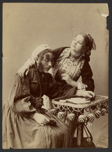 [Dwie kobiety przy biurku]. autorstwa Unknown artist