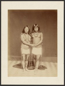 [Dwie kobiety trzymające się za ręce]. autorstwa Unknown artist