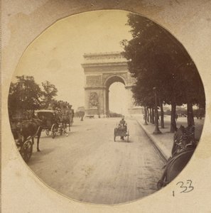 [Widok na Łuk Triumfalny, Paryż, Francja, z powozami na ulicy]. autorstwa Unknown artist