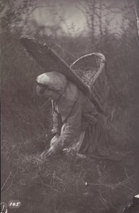 [Kobieta z koszykiem na plecach] autorstwa Unknown artist